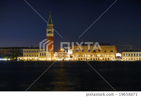 Panoramic overview of San Marco square in Venice 19658871