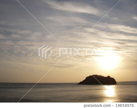 Urui Island in Nishiizu and the setting sun Urui Island in Nishiizu and the setting sun 19658978
