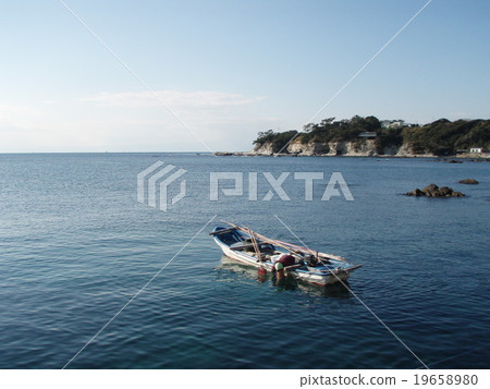 Box fishing in the calm waters off the Miura Peninsula in Kanagawa Prefecture. Box fishing in the calm waters off the Miura Peninsula in Kanagawa Prefecture. 19658980