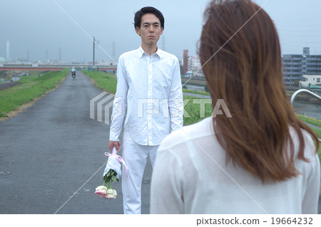 A couple giving bouquets 19664232