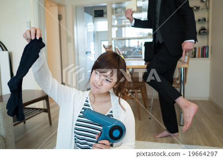 A couple who lives together 19664297