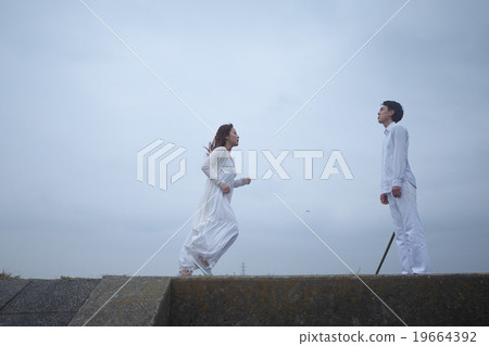 A couple meeting in Kawahara 19664392