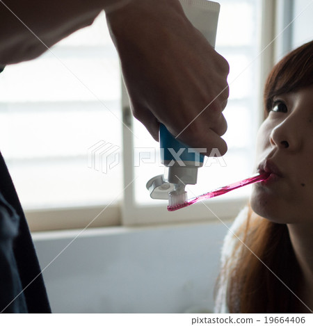 一對夫妻住在一起 19664406