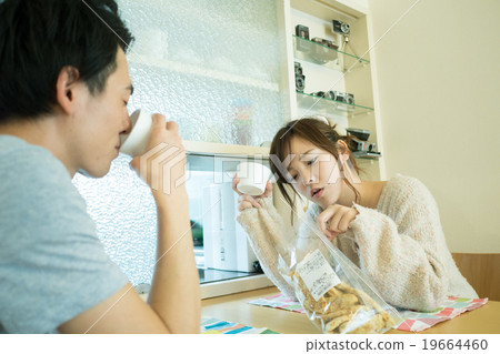 一對夫妻住在一起 19664460