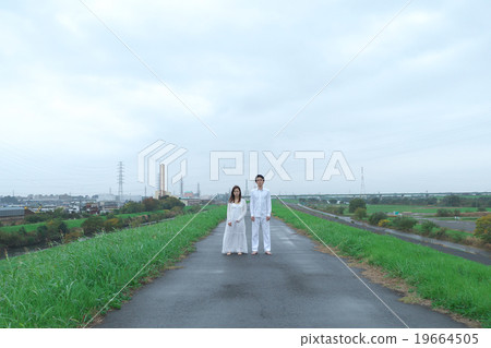 A couple giving bouquets 19664505