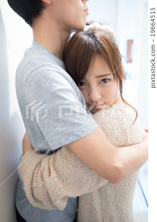 A couple standing outdoors 19664515