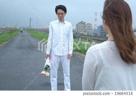 A couple giving bouquets 19664518
