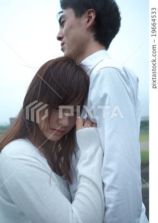 一對夫婦送花束 19664533