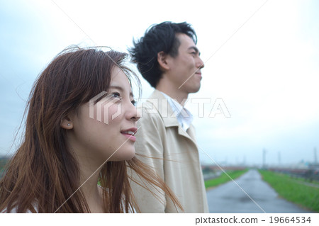 站立在河的夫婦 19664534