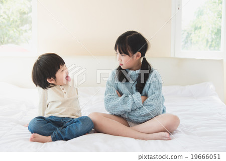 sister and brother quarreling 19666051