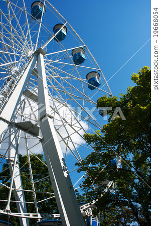 ferris wheel attraction 19668054