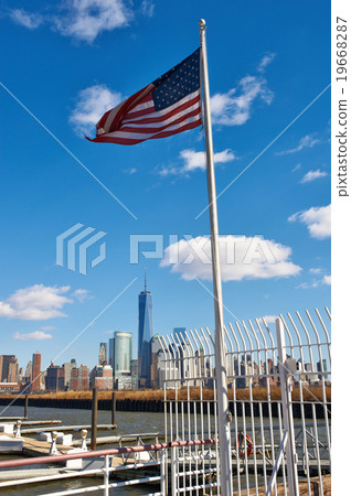 圖庫照片: american flag with manhattan skyline at background