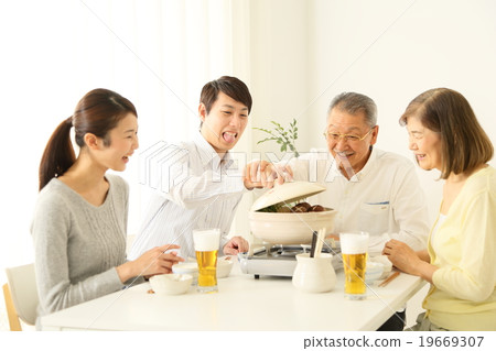 Family hot pot image warm color Family hot pot image warm color 19669307