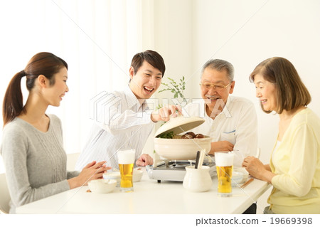 Family hot pot image warm color Family hot pot image warm color 19669398
