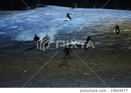 滑雪夜晚 19669677