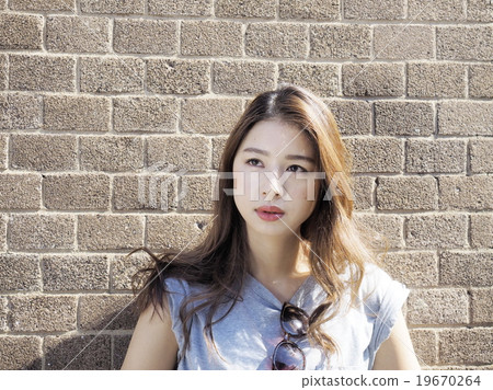 young woman      19670264