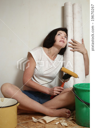 happy woman prepare to make a repair 19670267