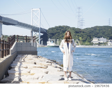 站立在海的一名婦女 19670436