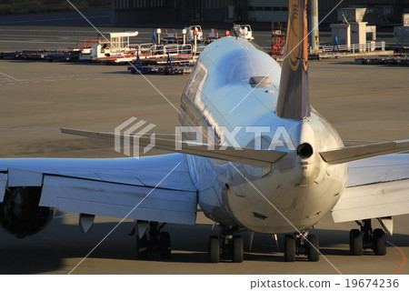 B 747前往跑道 19674236