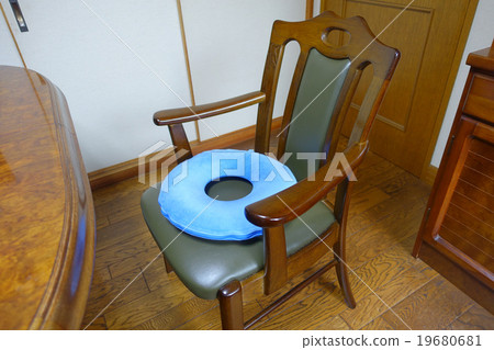 放在椅子上的圓形墊子 19680681