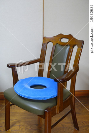 A circular cushion placed in a chair 19680682