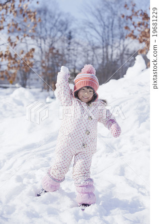 Snow playing child Snow playing child 19681229