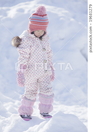 Snow playing child 19681279