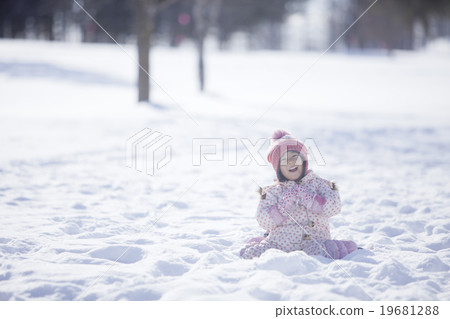 雪玩的孩子 19681288