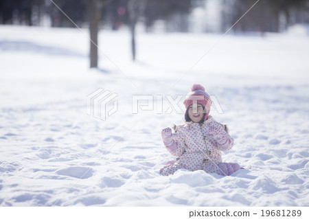 Snow playing child Snow playing child 19681289