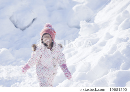 Snow playing child Snow playing child 19681290