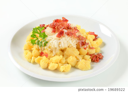 Small potato dumplings with bacon and cabbage 19689322
