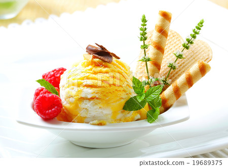 Ice cream dessert 19689375