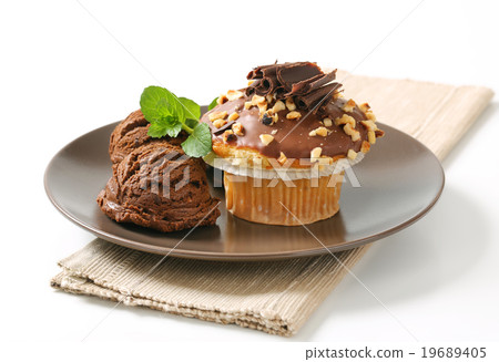 Hazelnut muffin and chocolate ice cream 19689405
