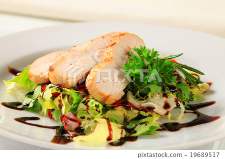 Chicken breast with green salad Chicken breast with green salad 19689517