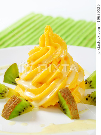 Fruit curd with kiwi 19689529