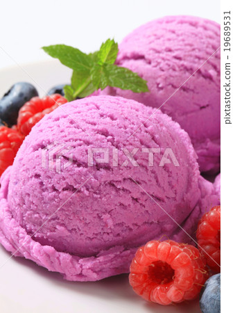 Berry fruit ice cream 19689531