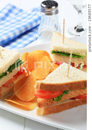 Vegetable Sandwiches and crisps 19689577