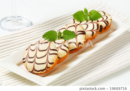 Glazed mini cakes Glazed mini cakes 19689716