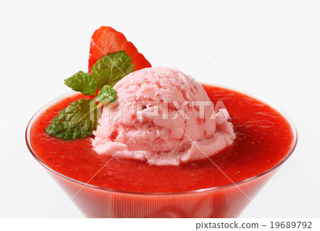 Ice cream with strawberry puree Ice cream with strawberry puree 19689792
