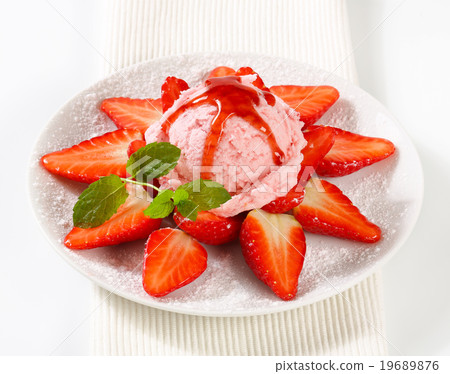 Ice cream with fresh strawberries 19689876
