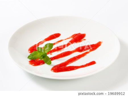 Strawberry drizzle sauce 19689912