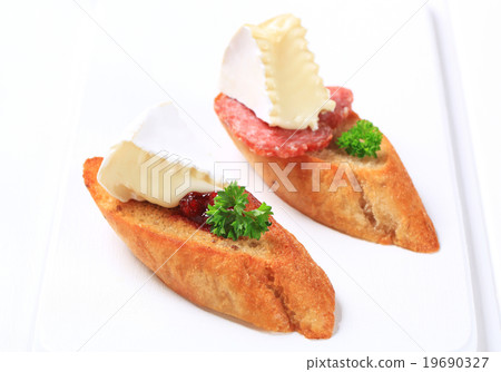 Crostini with cheese and salami 19690327