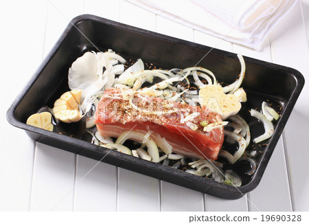Pork belly with garlic and onion 19690328
