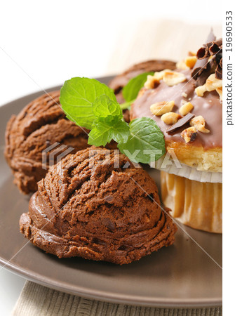 Hazelnut muffin and chocolate ice cream Hazelnut muffin and chocolate ice cream 19690533