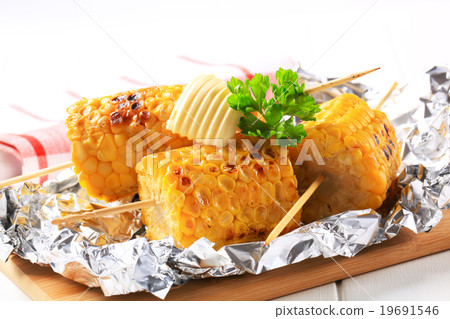 Grilled corn on the cob 19691546