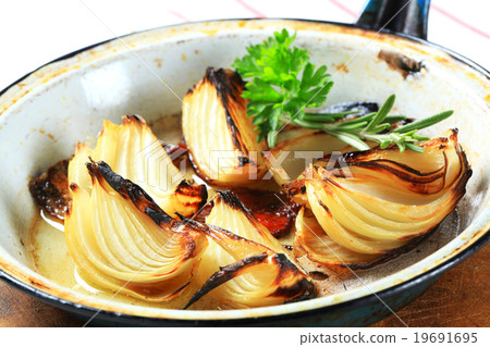 Pan roasted onion Pan roasted onion 19691695