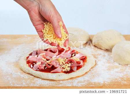 Cook preparing pizza 19691721