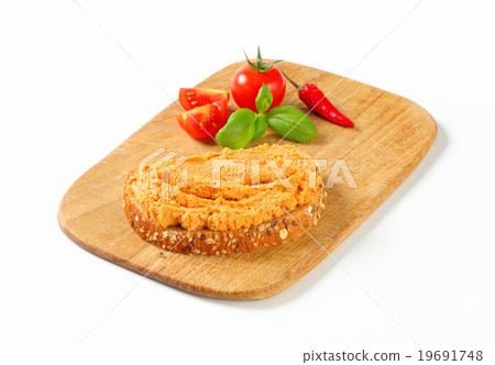 Bread with vegetable spread 19691748
