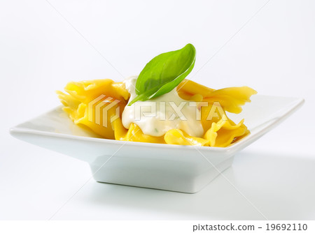 Stuffed pasta with cheese sauce 19692110