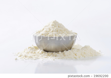 Bowl of wheat flour 19692200